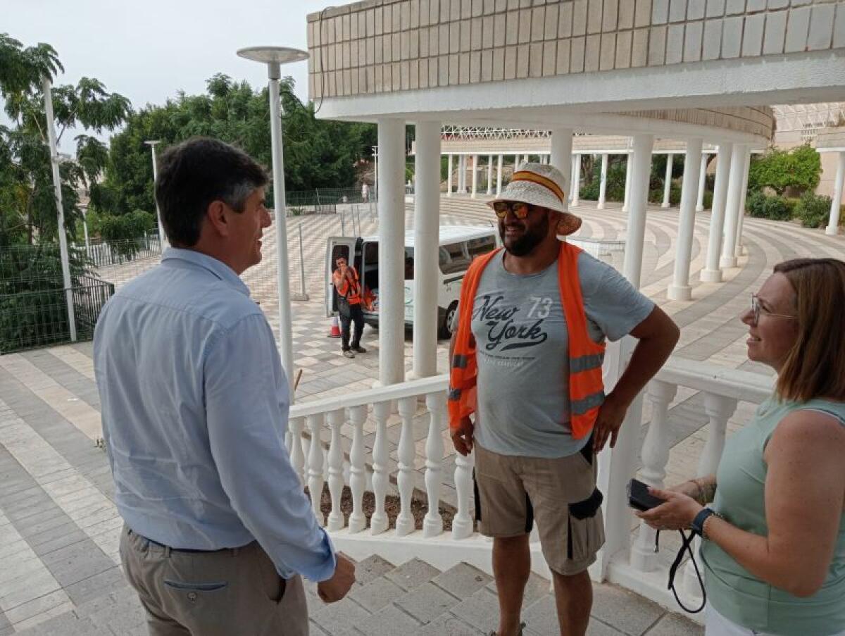 Dos cubas de agua limpian a fondo las calles de Villajoyosa todas las mañanas