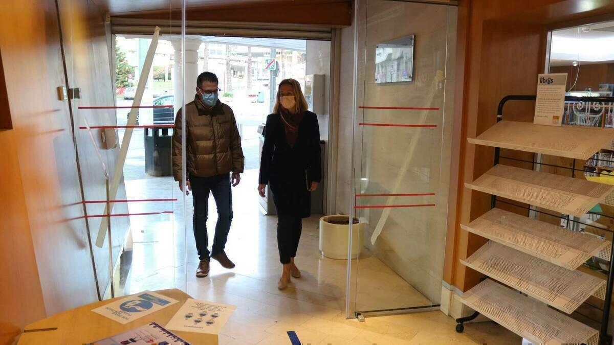 Benidorm mejora la accesibilidad de la Biblioteca Municipal con la instalación de una nueva puerta automática 