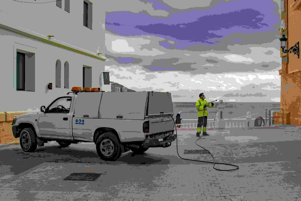 Un nuevo veh&iacute;culo pulverizador para desinfectar las calles estrechas del casco antiguo