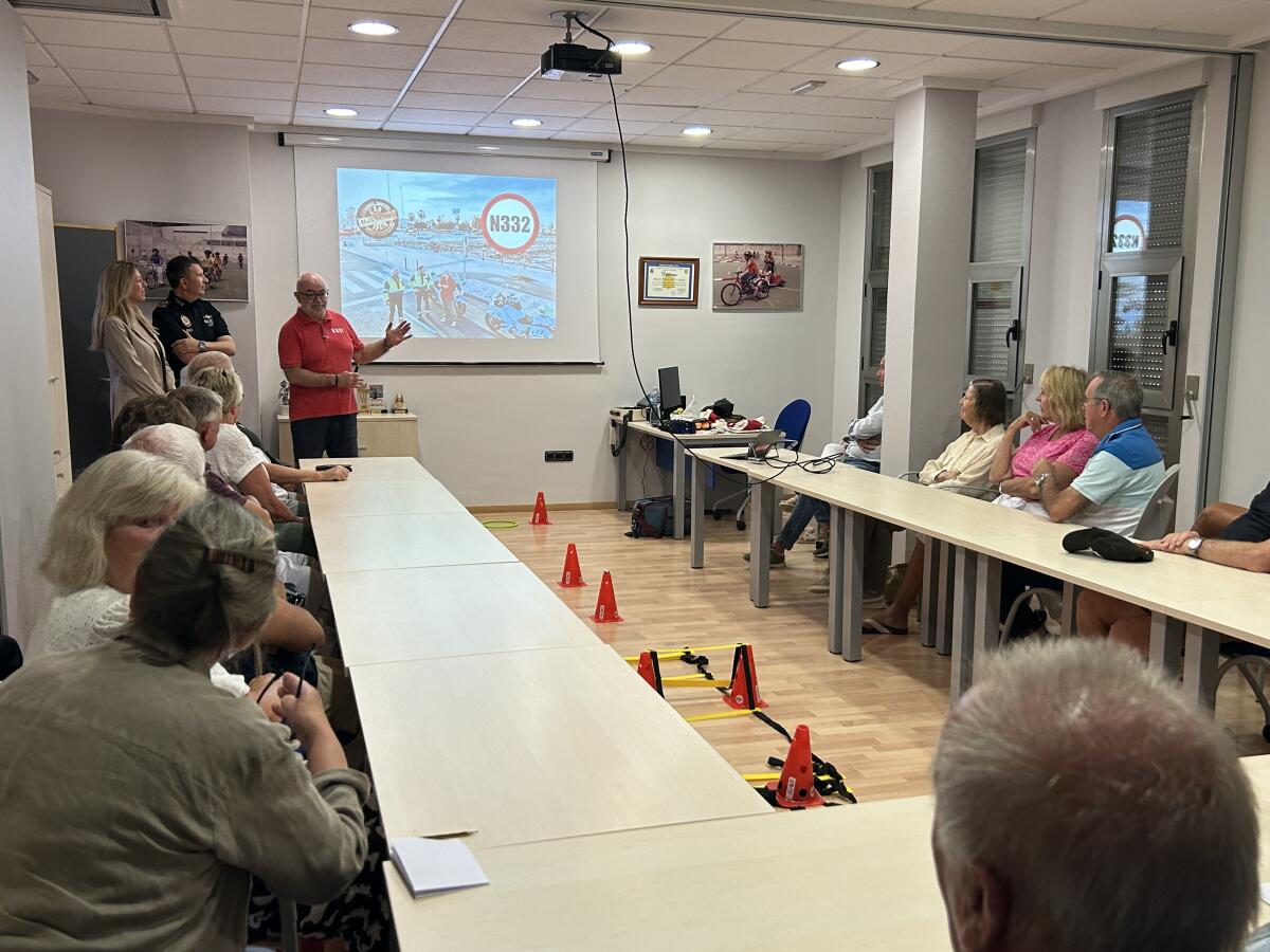 30 personas asisten a la charla en inglés sobre la ley de Tráfico en España