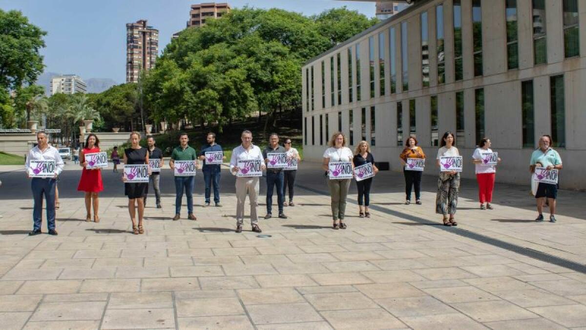 Benidorm enmudece durante un minuto para condenar el último asesinato machista en España