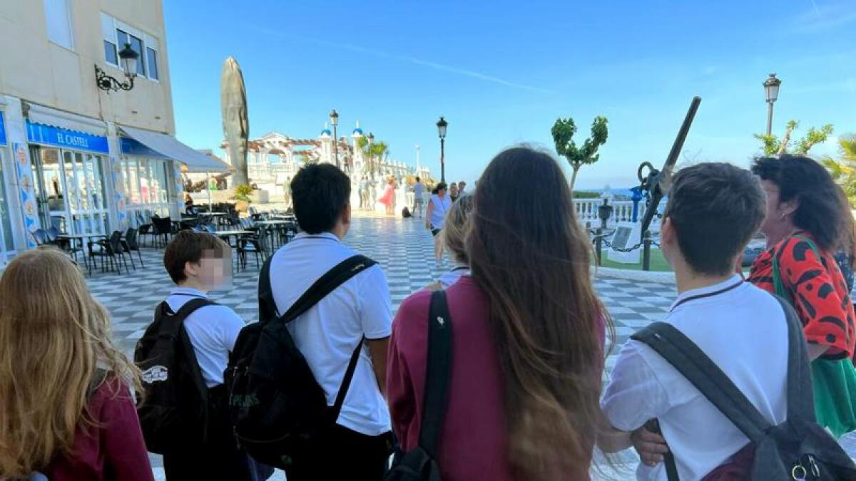 Las esculturas de Plensa y la muestra de la Torre de les Caletes despiertan el interés del alumnado de Benidorm