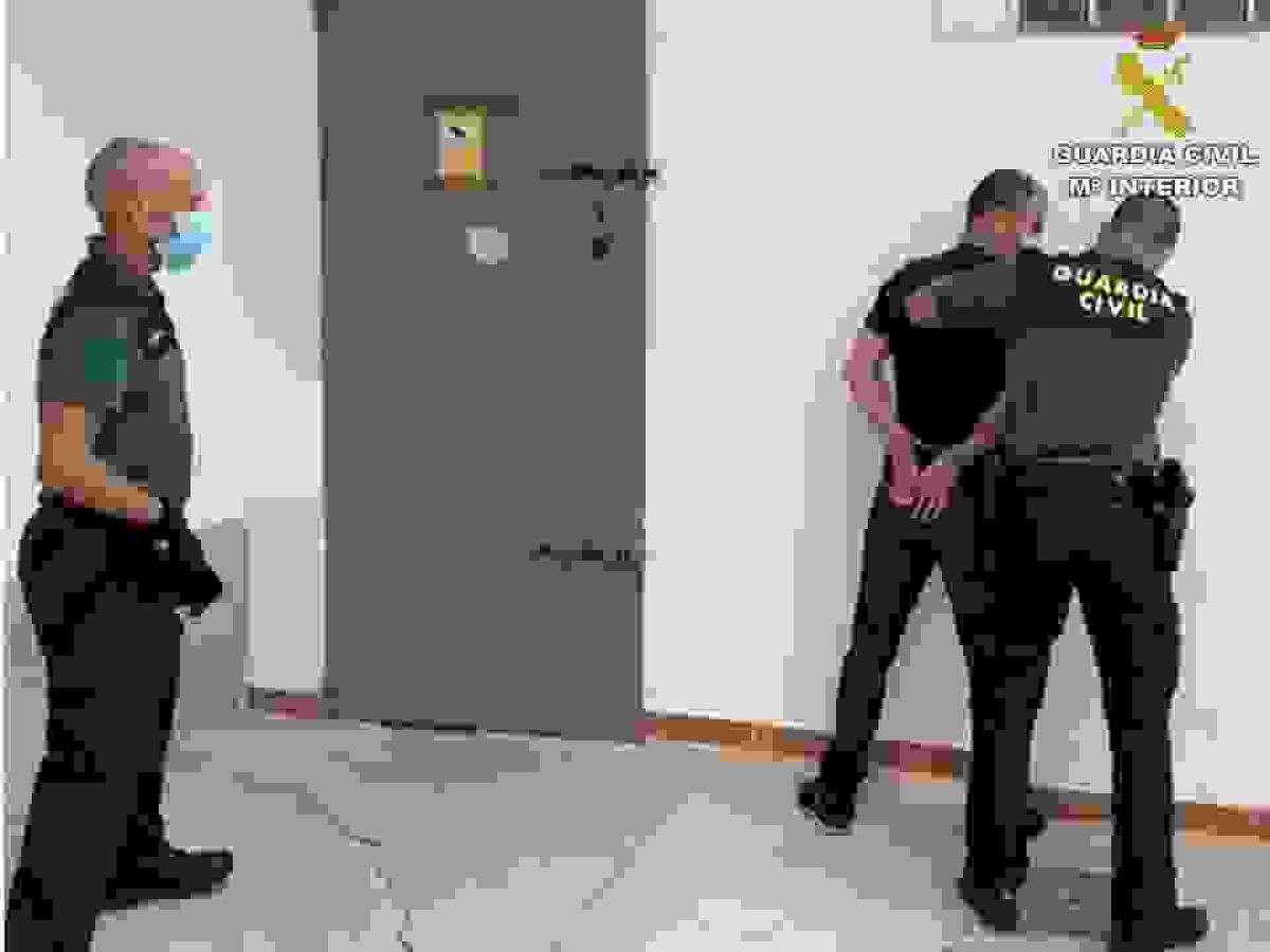 La Guardia Civil detiene a tres personas especializadas en el robo y hurto al descuido en el interior de veh&iacute;culos.