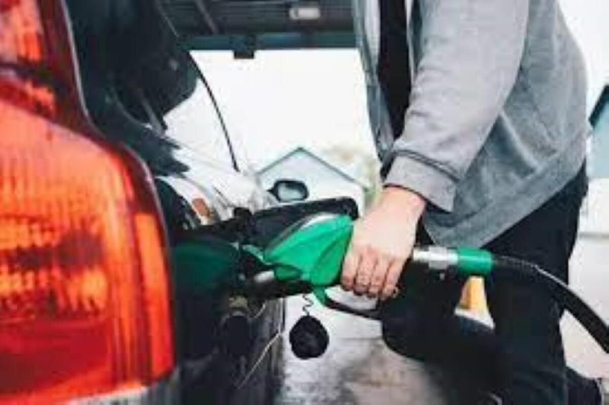 Un profesor de Química analiza una gasolina 'low cost' y otra normal y alucina con lo que encuentra