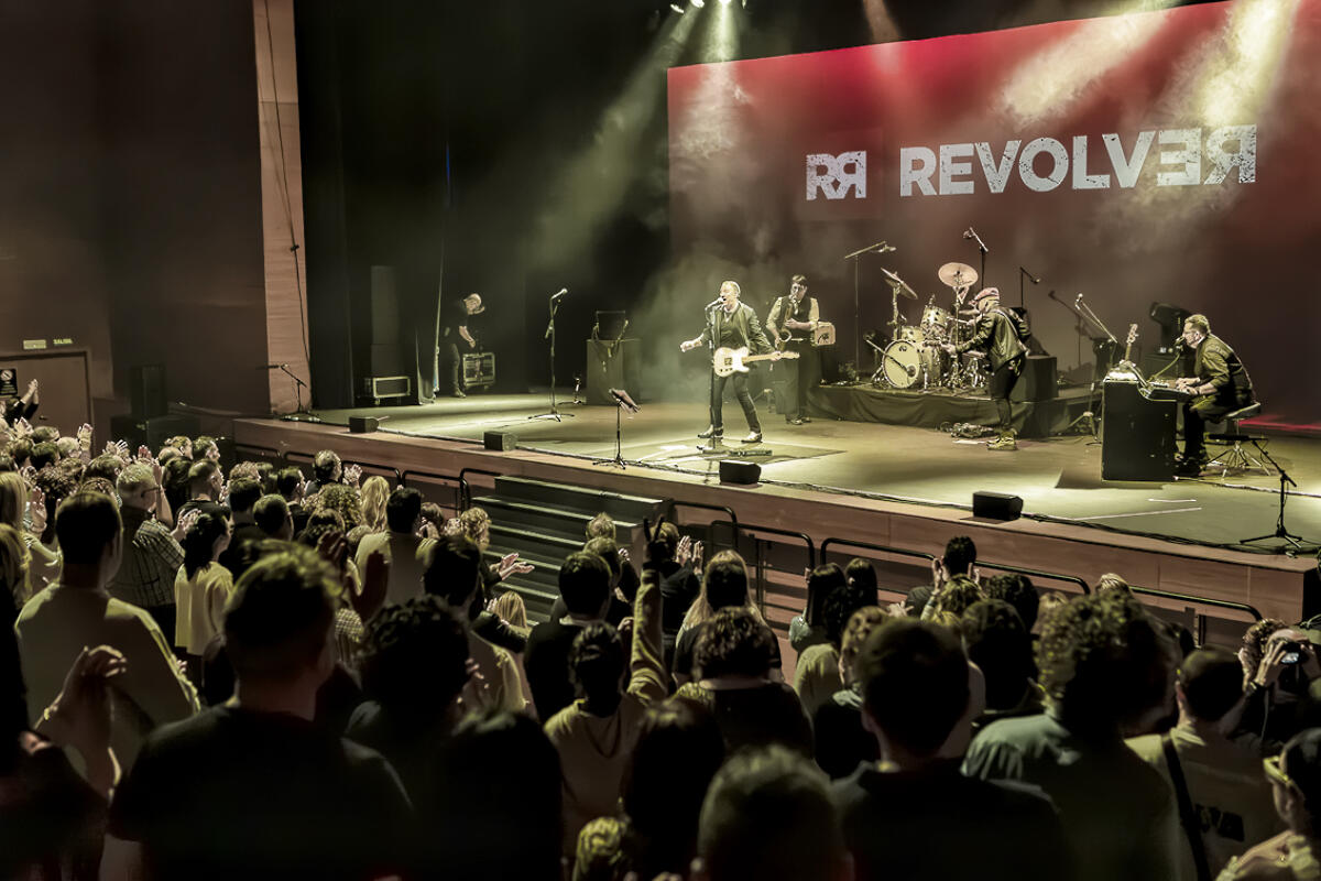 Revólver puso a bailar un repleto Auditori de La Nucía