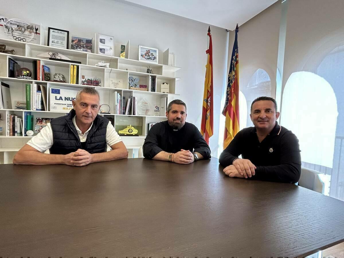 Recepción al nuevo párroco en el Ayuntamiento de La Nucía