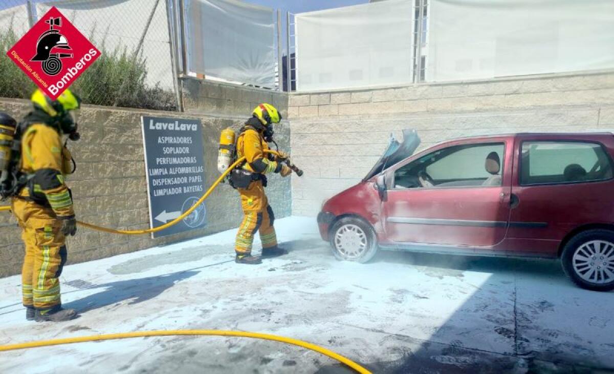 INCENDIO DE VEHICULO EN UNA GASOLINERA DE FINESTRAT