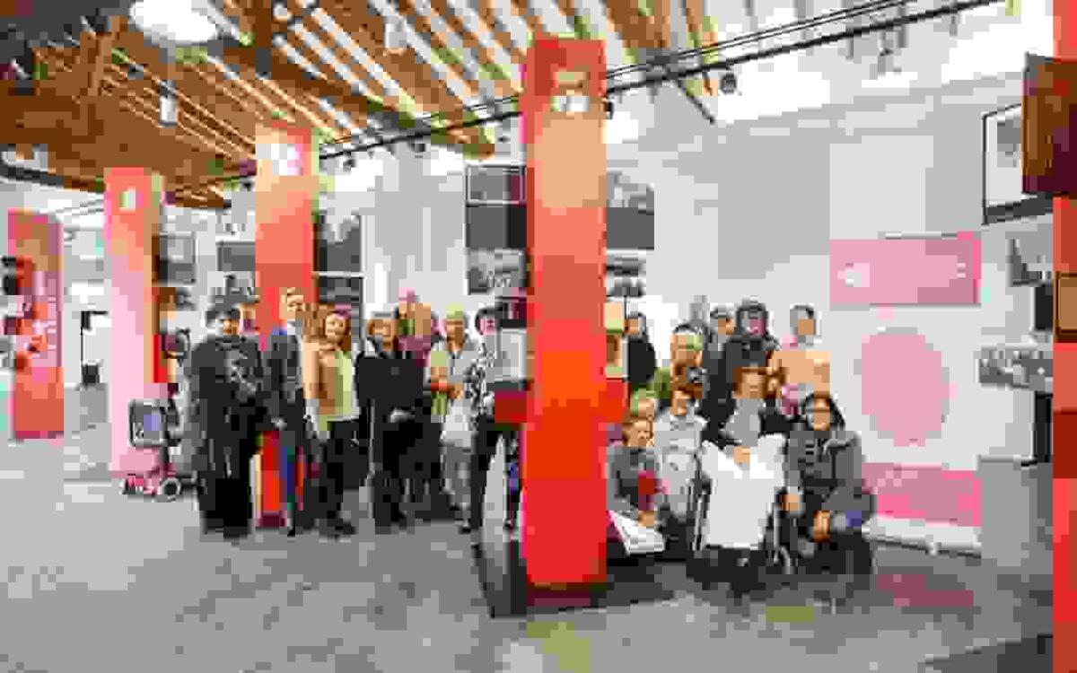 Alfaz &middot; La Asociaci&oacute;n de Amas de Casa visita la exposici&oacute;n &lsquo;Mujeres en vanguardia