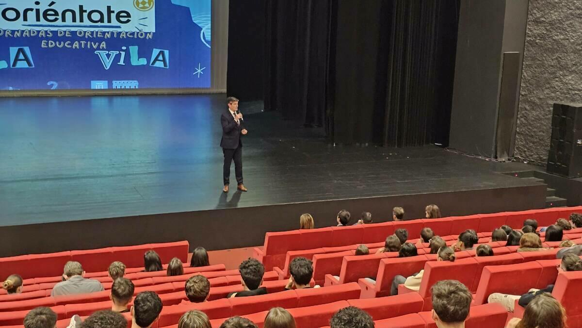 Más de 500 estudiantes de los institutos del municipio han participado en la feria “Orienta’t”