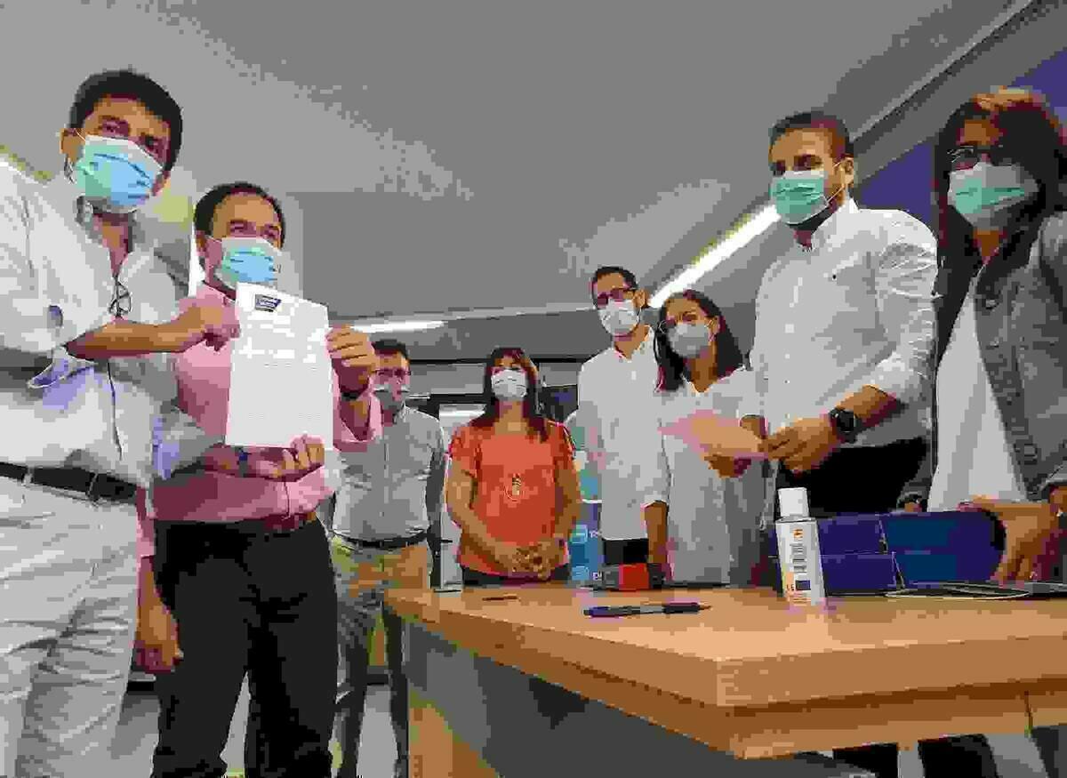 Carlos Maz&oacute;n entrega m&aacute;s de 3.000 avales de apoyo a su candidatura para presidir el PP de la provincia de Alicante.