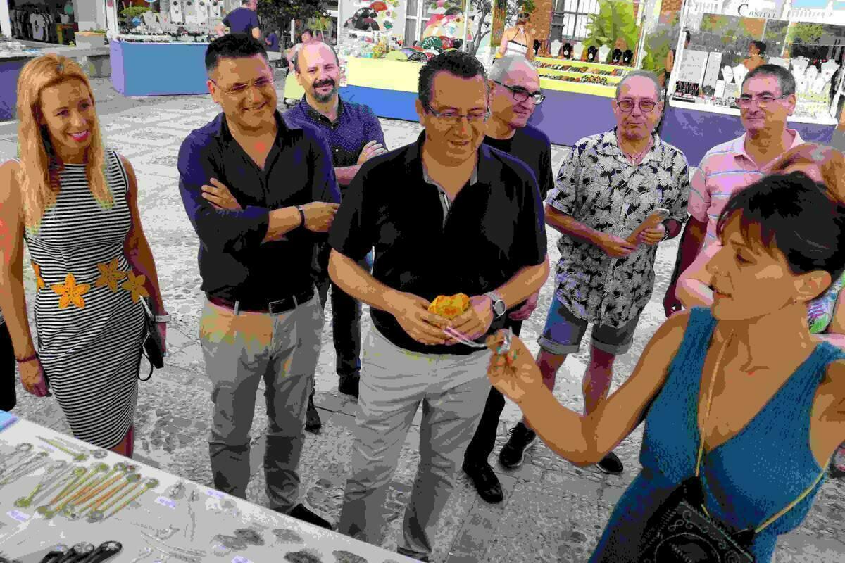 Benidorm &middot; Cerca de una treintena de artistas y artesanos llenan las plazas del casco antiguo en &lsquo;Les nits del Castell&rsquo;