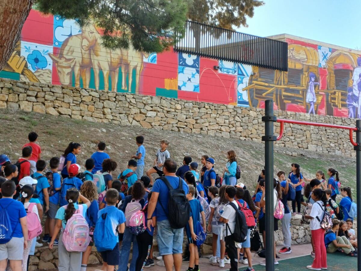 Villajoyosa rinde homenaje al pueblo gitano con un mural que dignifica la memoria y la diversidad cultural 