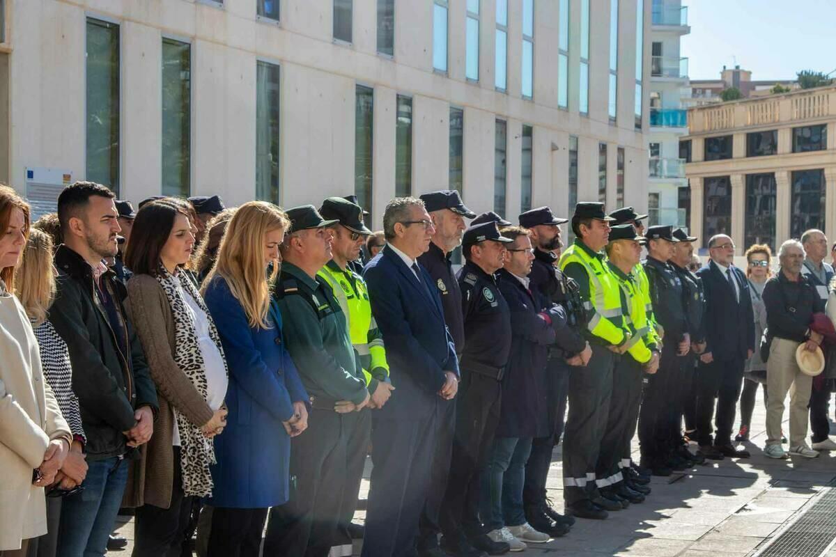 Benidorm rinde homenaje a los dos guardias civiles asesinados en acto de servicio en Barbate