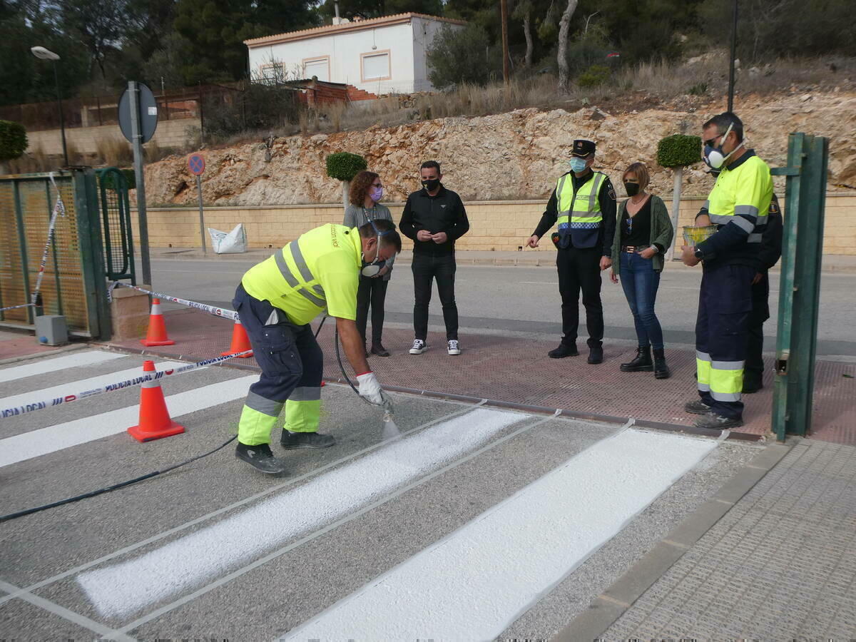 El Ayuntamiento invierte 4.000 euros en mejora del parking del Instituto