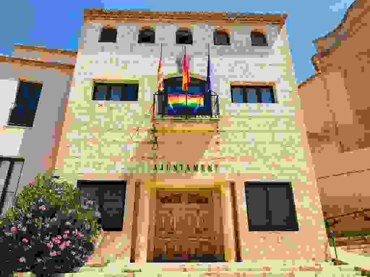 Finestrat, municipio por la diversidad y en contra de la LGTBIFOBIA, iza la bandera arco iris con motivo del d&iacute;a del orgullo LGTBI.