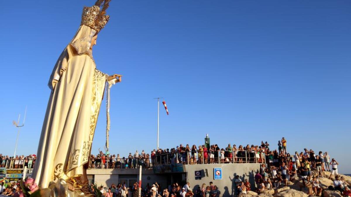 Benidorm despide las fiestas del Carmen con la procesión marinera y el verso a la Virgen