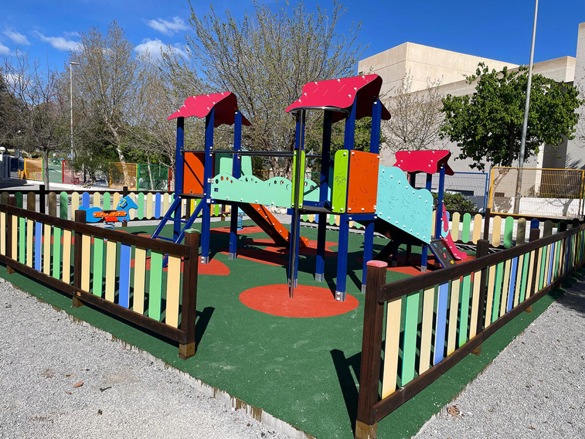 El Ayuntamiento renueva el parque del CEIP Les Rotes