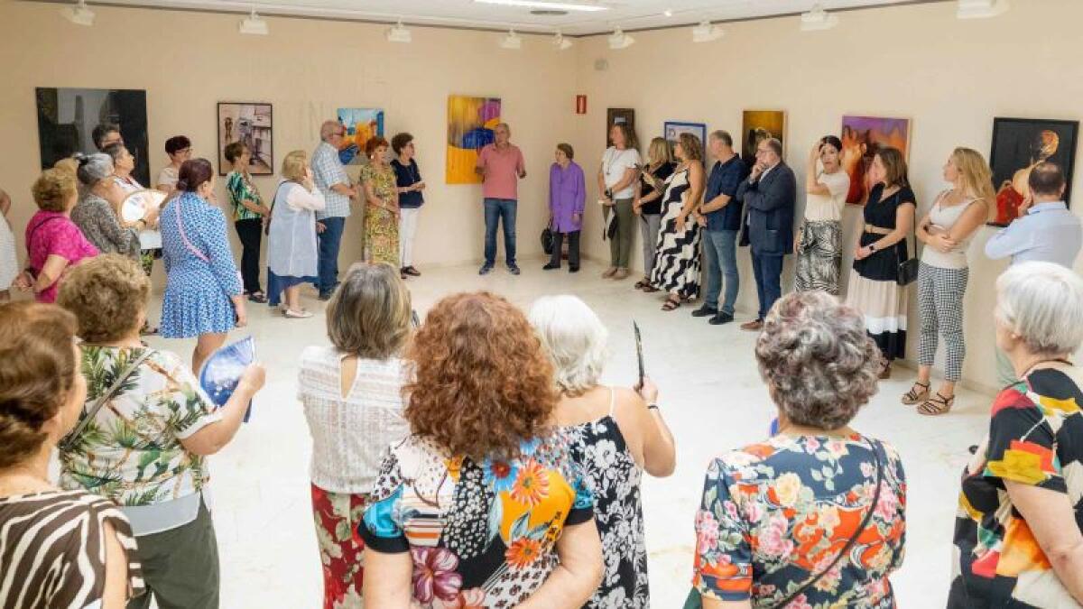 La creatividad de las amas de casa de Benidorm en la sala de exposiciones de la Fundación CAM