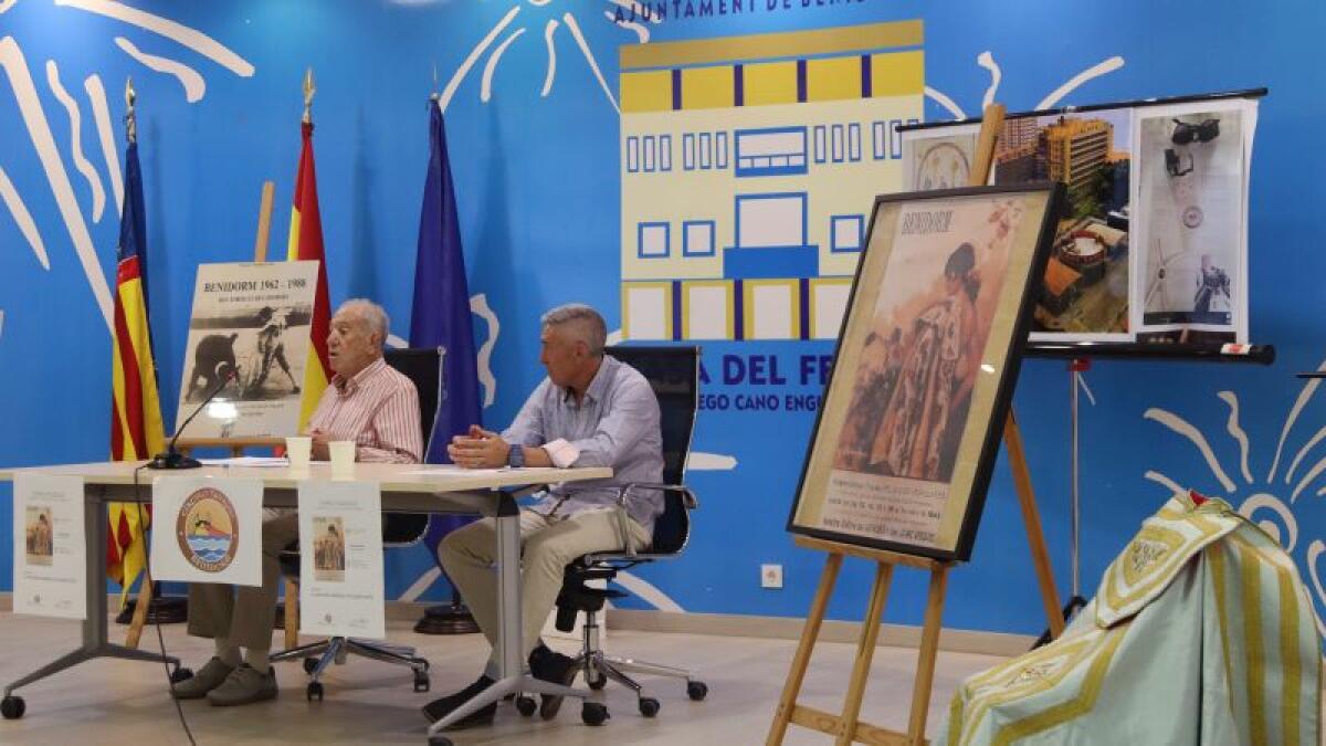 Antonio Manuel Puchades repasa la historia de la plaza de toros de Benidorm en una conferencia