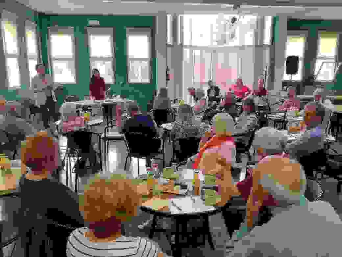 El alcalde celebra un encuentro con residentes de otras nacionalidades para escuchar sus aportaciones dirigidas a mejorar Finestrat