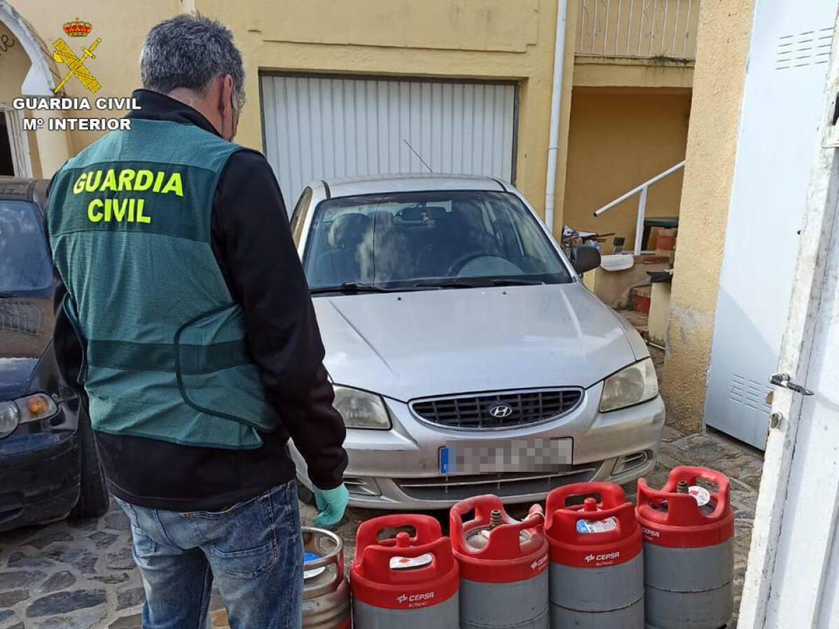 La Guardia Civil detiene a un hombre por robar 155 bombonas de butano y propano en la Marina Alta