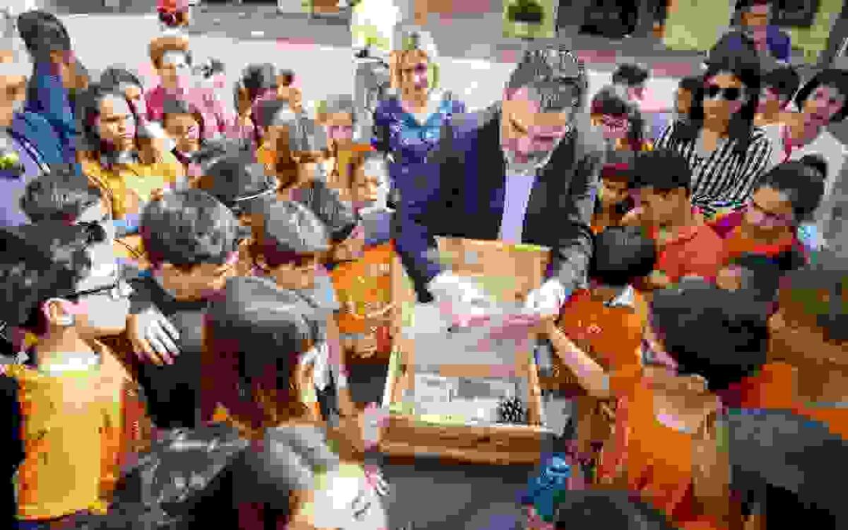 L’Alfàs conmemora el 183 aniversario de su fundación enterrando una cápsula del tiempo bajo el nuevo pino