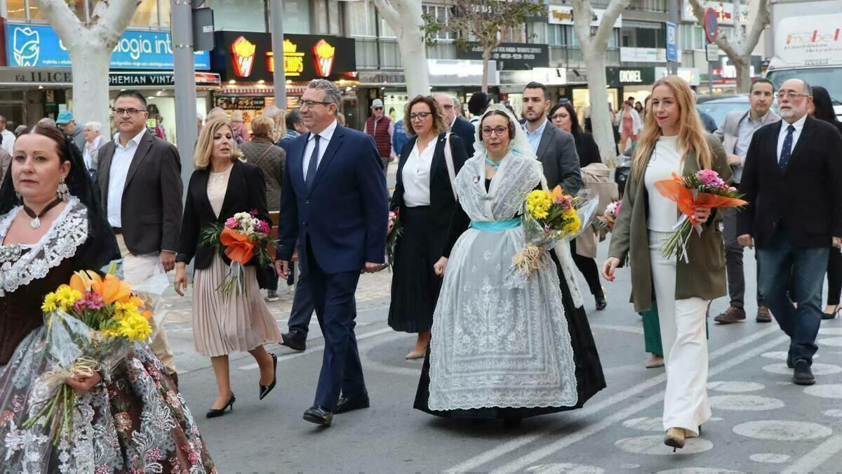 Las fallas de Benidorm ofrendan a la Mare de Déu del Sofratge un día antes de la ‘cremà’ 