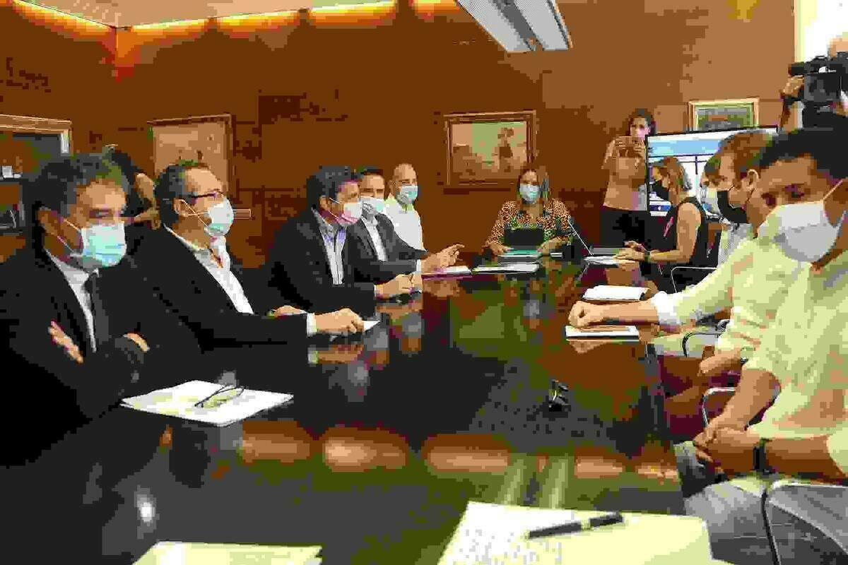 El presidente participa en una reuni&oacute;n con el sector para perfilar un proyecto que presenta la ciudad como destino en forma de insularidad, con protocolos anti Covid