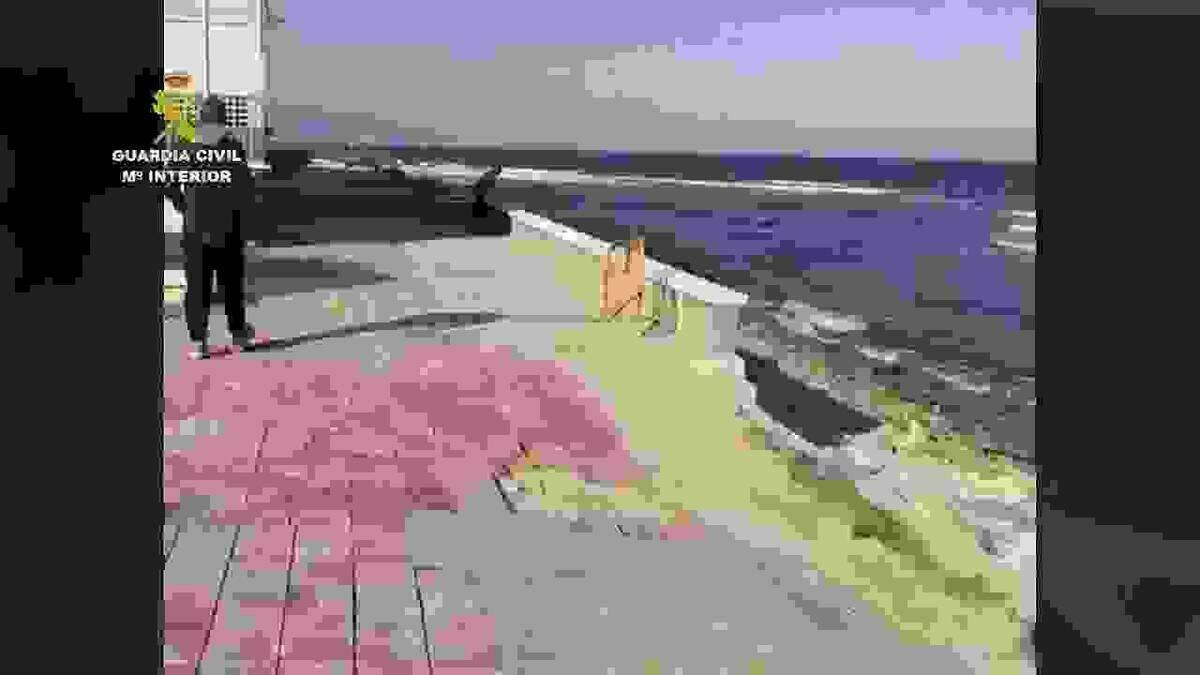 La Guardia Civil sorprende a dos personas haciendo ejercicio en una playa alicantina