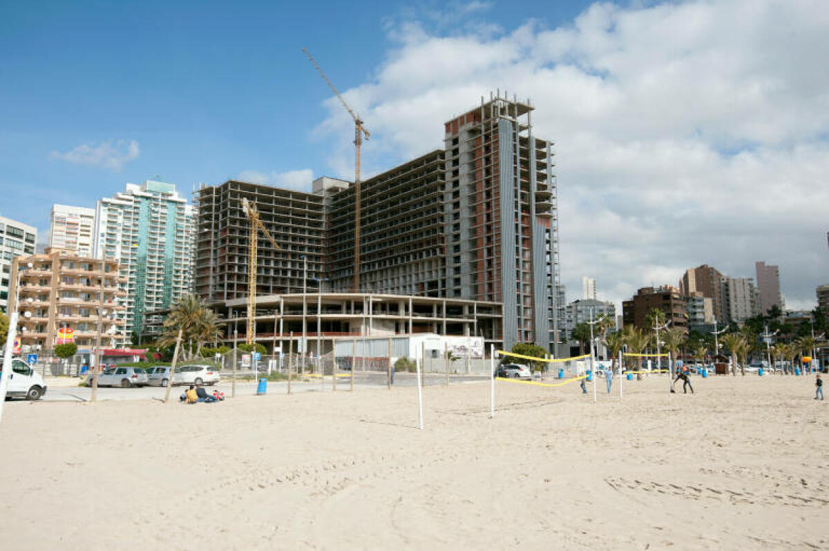 La Vila Joiosa planifica el derribo de una parte del hotel Atrium Beach por exceso de edificabilidad