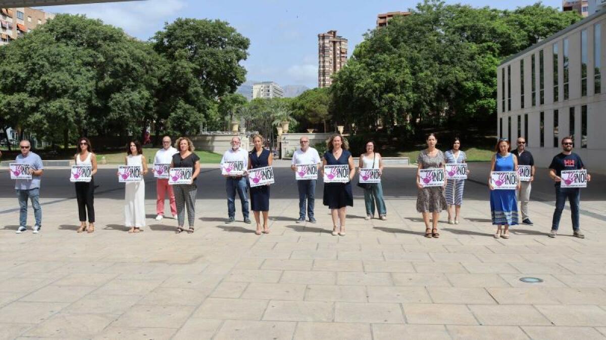 Benidorm expresa su condena por los dos últimos crímenes machistas cometidos en Almería y Pozoblanco 