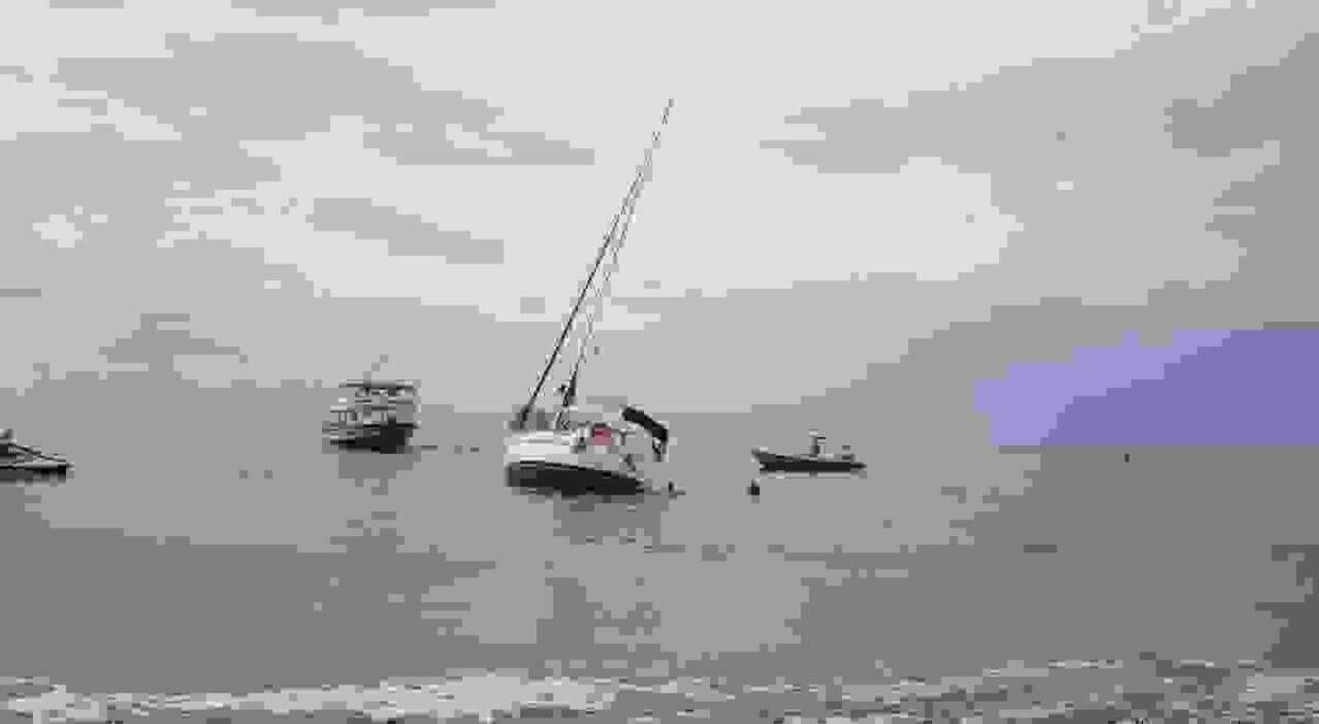 Benidorm &middot; El velero varado en la playa de Levante ya ha sido remolcado hasta el puerto