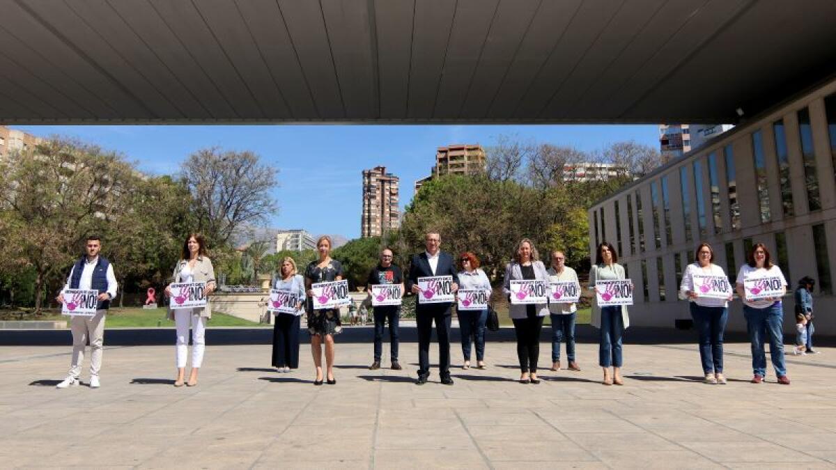 Benidorm condena el asesinato por violencia de género, registrado en Ávila