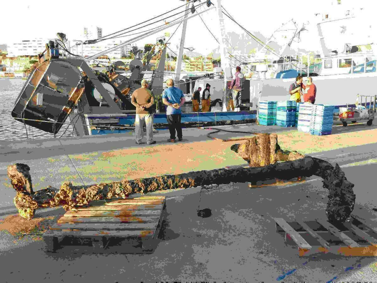 Un pesquero de la Vila extrae del fondo del mar una gran ancla de los siglos XVII o XVIII