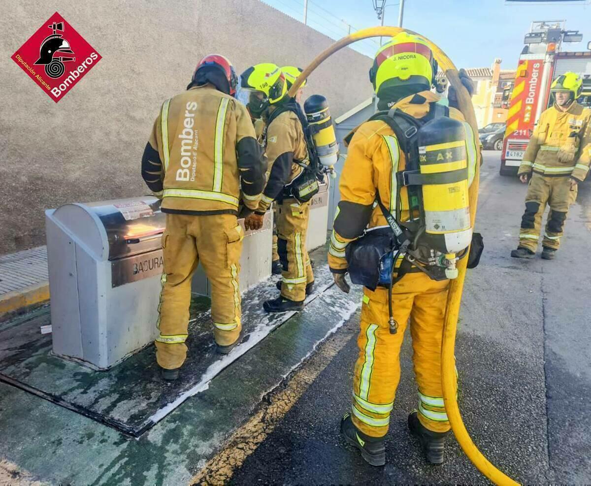 INCENDIO EN ISLETA DE CONTENEDORES SOTERRADOS EN VILLAJOYOSA