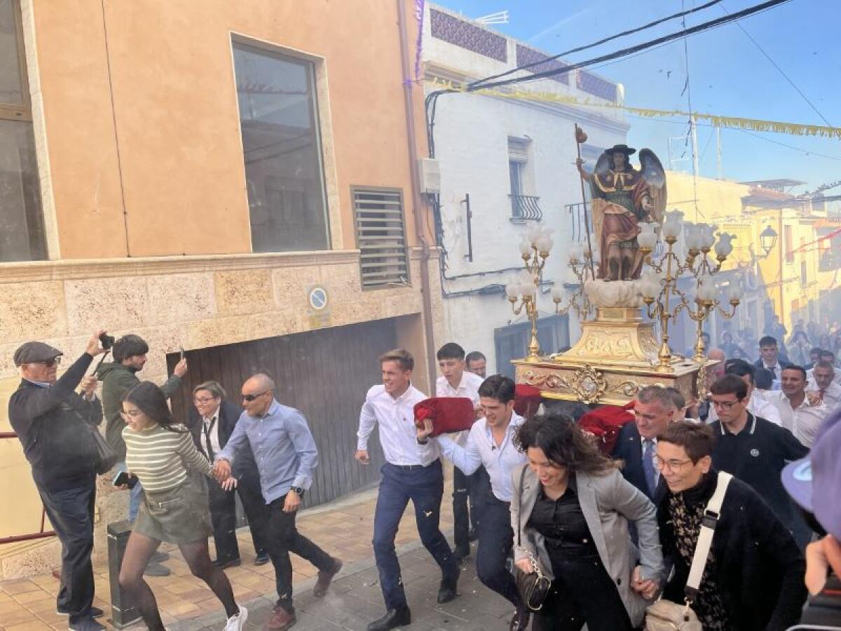 La carrera de Sant Rafael a “ritmo de traca” concentró cientos de personas