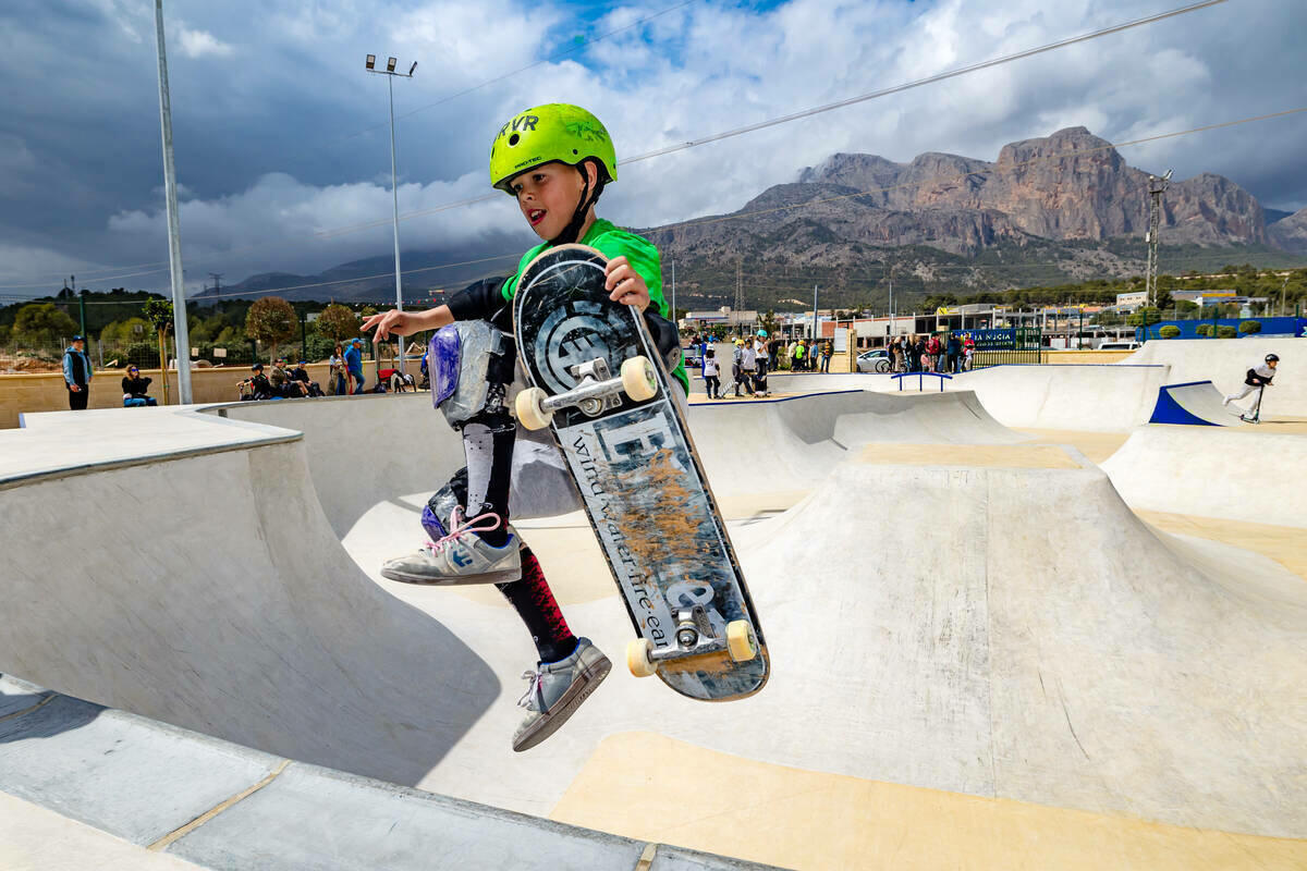 La Escuela de Skateboard La Nucía retoma sus clases en el nuevo Skatepark