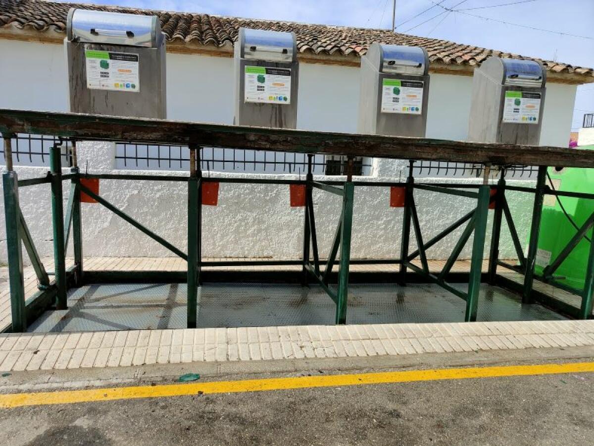 La Pública instala placas desodorantes en los contenedores soterrados de toda Altea  para eliminar los malos olores 