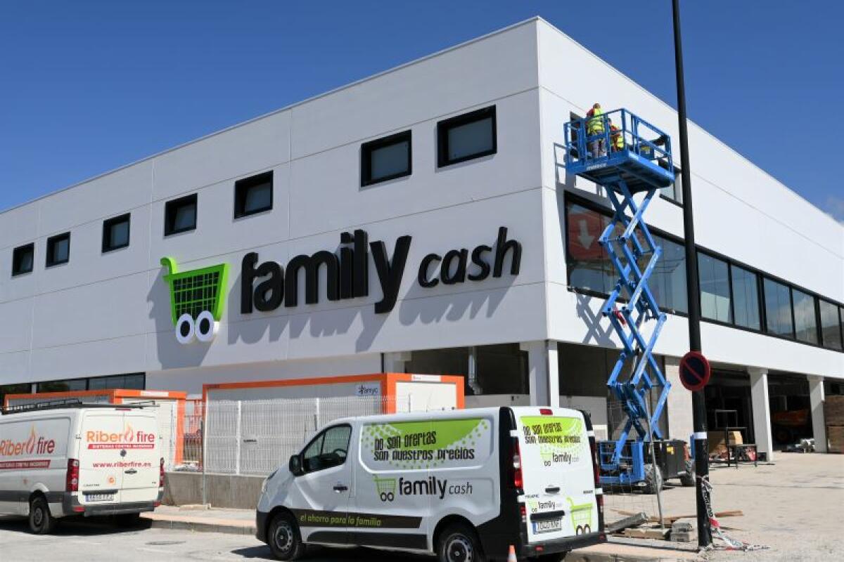 LAS OBRAS DE LA NUEVA TIENDA DE FAMILY CASH EN FINESTRAT ENTRAN EN LA RECTA FINAL 