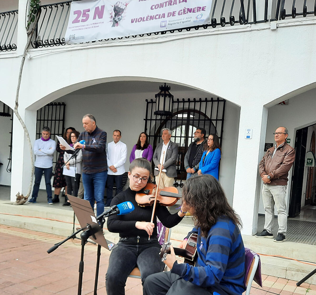 La Plaza del Ayuntamiento se convierte en el centro de las reivindicaciones para la eliminación de la  violencia contra la mujer 