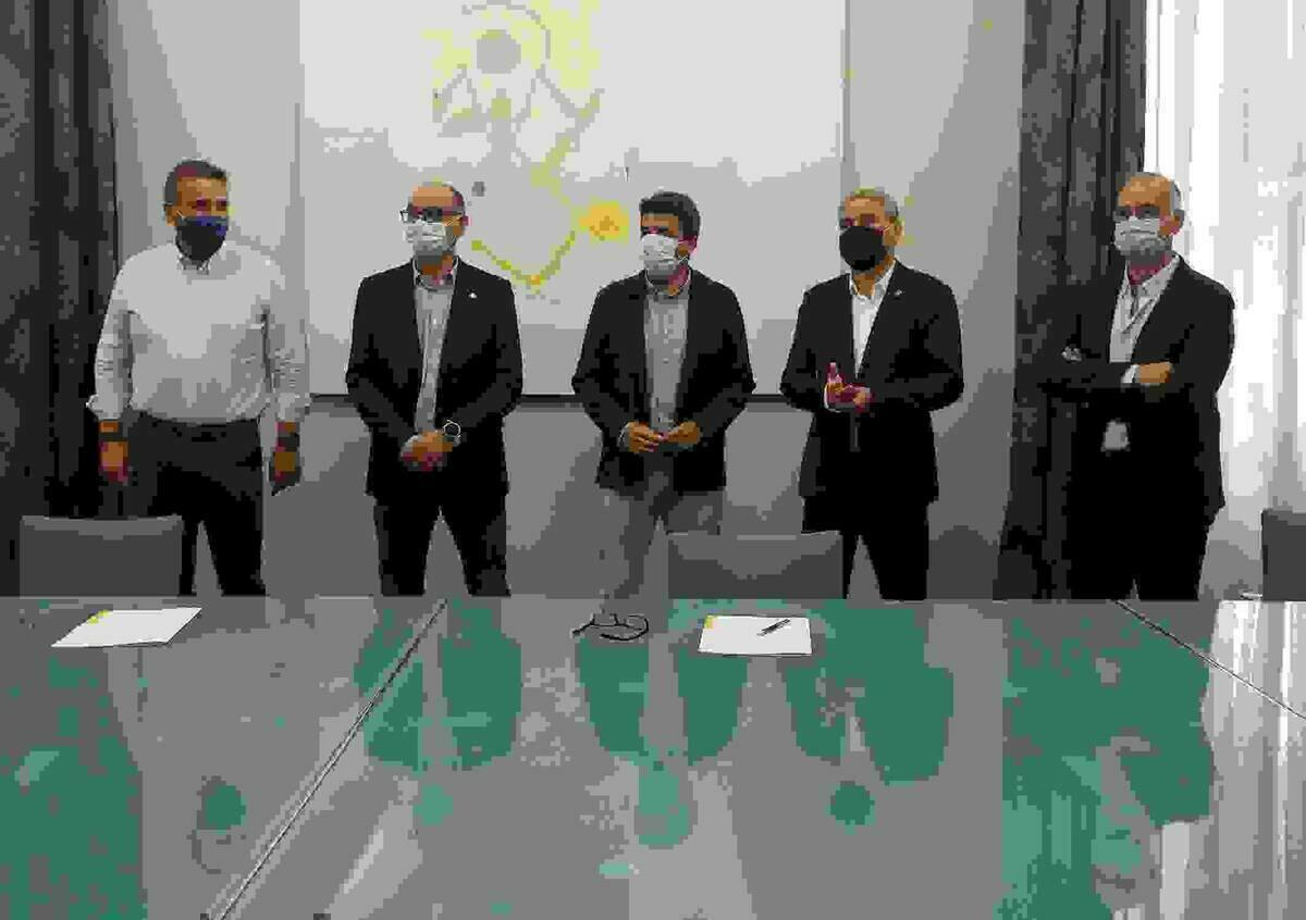 Carlos Maz&oacute;n firma un acuerdo de intenciones con los rectores de la UA y la UMH con el fin de favorecer la transferencia de conocimientos y tecnolog&iacute;a