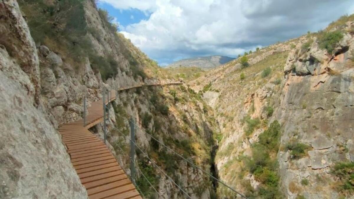 El Caminito del Rey alicantino: una ruta por pasarelas de madera a 60 metros de altura