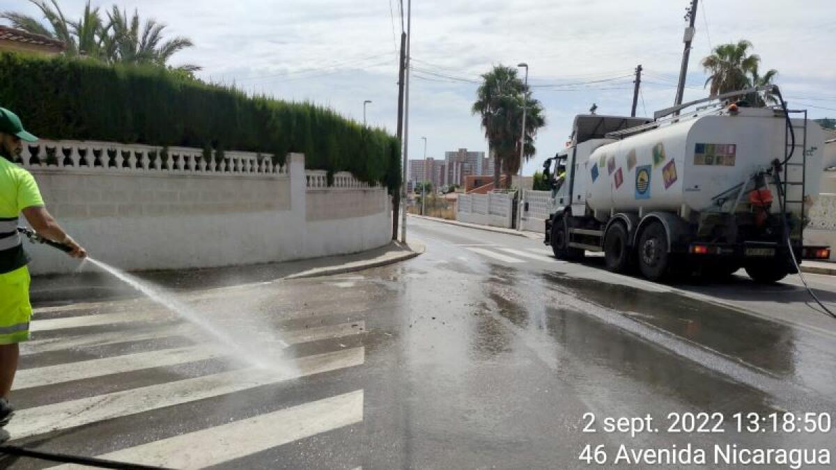 Benidorm realiza una campaña extraordinaria de limpieza este mes que llegará a todos los barrios y parkings disuasorios