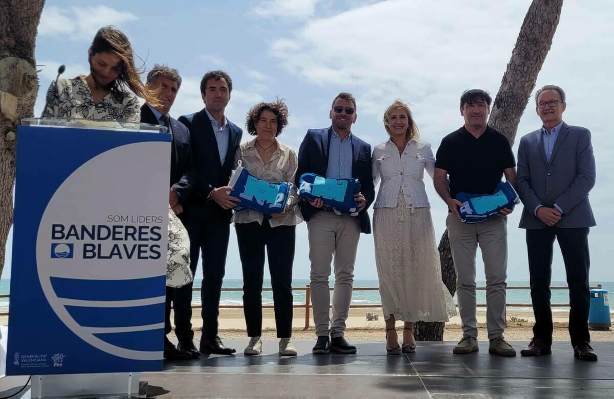 Villajoyosa recoge las 6 banderas azules que reconocen la calidad de sus playas