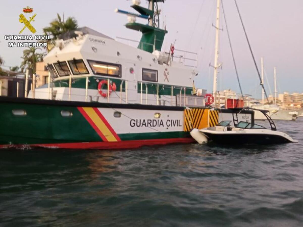 La Guardia Civil y la Cruz Roja rescatan una embarcación y a sus nueve ocupantes a la deriva 