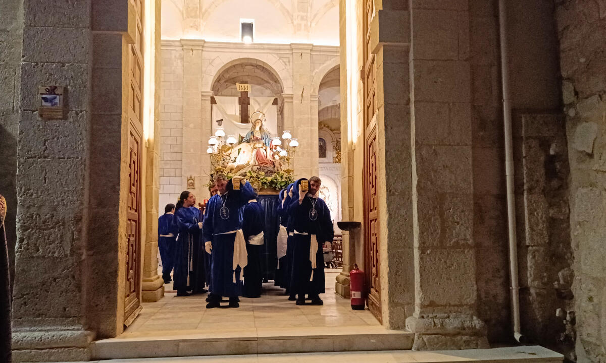 La imagen de Nuestra Se&ntilde;ora de la Caridad recorre las calles del centro hist&oacute;rico de Villajoyosa 