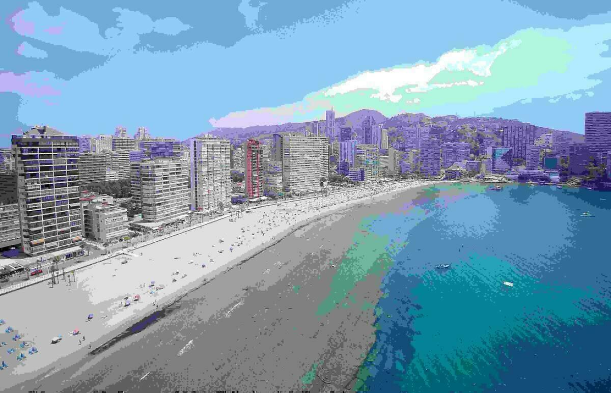 Las playas de Benidorm rozan los 110.000 usuarios en sus dos primeras semanas de actividad.