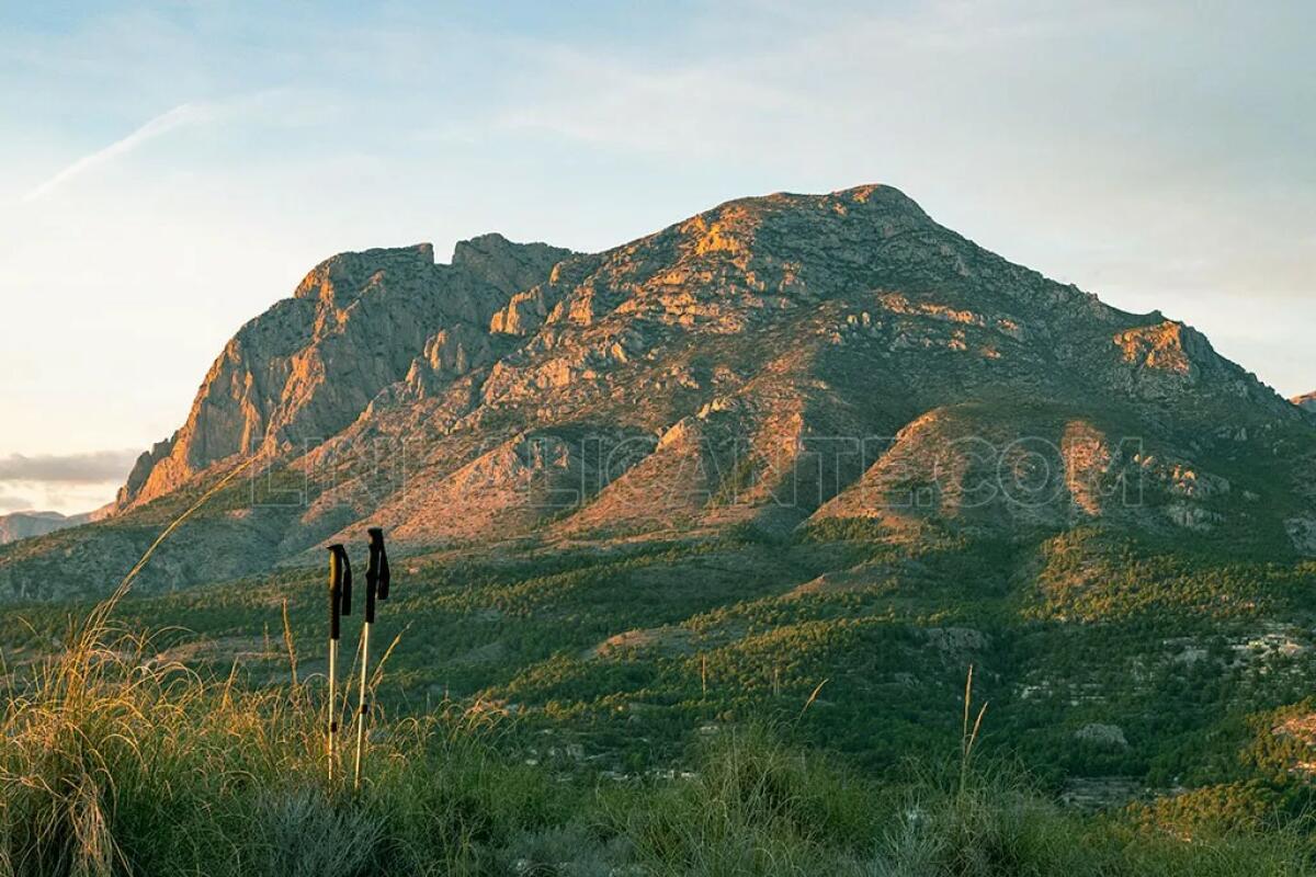 Finestrat inaugura una ruta de senderismo para descubrir sus tesoros naturales