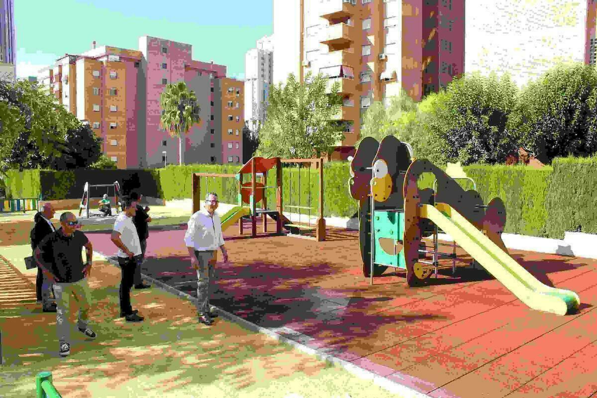  Benidorm &middot; El Ayuntamiento invierte 60.000 euros en la reforma de las zonas infantil y deportiva de La Cala