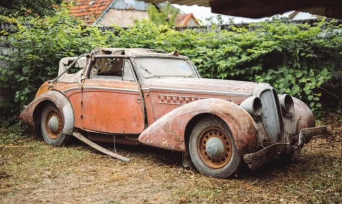 Encuentran una increíble colección de coches clásicos abandonados durante décadas en un almacén